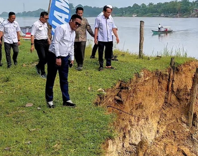 Bupati Pelalawan, Zukri tinjau lokasi abrasi Sungai Kampar di Desa Kuala Terusan (foto/Andy)
