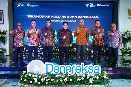 Menteri BUMN, Erick Thohir foto bersama usai peluncuran Holding Danareksa di Jakarta.
