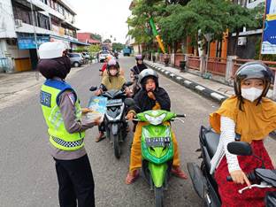 Polantas Satlantas Polres Inhu membagikan brosur dan stiker imbauan di hari pertama Operasi Patuh Lancang Kuning 2022