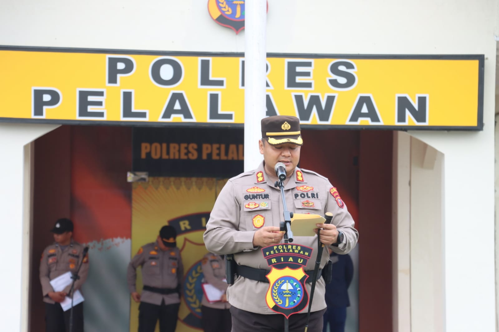 Kapolres Pelalawan, AKBP Guntur Muhamad Tariq SIK saat upacara kenaikan pangkat 56 perwira dan bintara Polres Pelalawan.(foto: andi/halloriau.com)