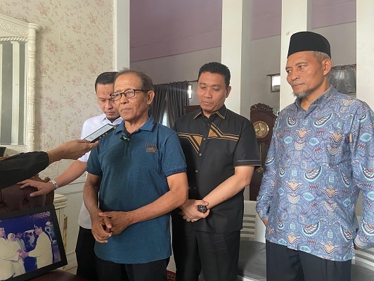 Ketua ICMI Riau, Prof Alaidin Koto dikunjungi pasangan bakal calon Walikota dan Wakil Walikota Pekanbaru Agung-Markarius (foto/Mimi)