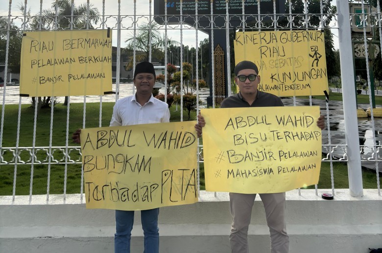 Dua mahasiswa Pelalawan sampaikan kekecewaan kepada Gubernur Riau, Abdul Wahid (foto/Andy)