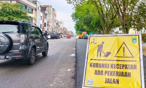 Pemko Dumai Mulai Perbaiki Jalan Jenderal Sudirman Kota Dumai.(foto: bambang/halloriau.com)
