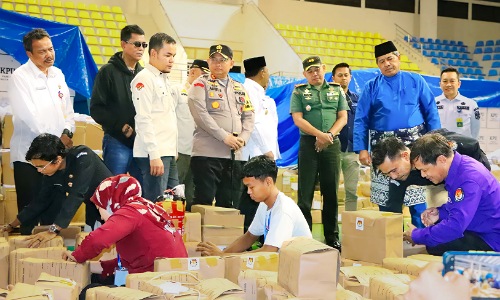 Kapolres Siak bersama Bupati Siak saat monitoring logistik Pemilu 2024 di GOR Sia.(foto: istimewa)