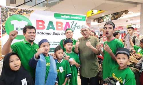 Walikota Padang, Hendri Septa bersama sejumlah peserta Program Babayo Lazis MUM Padang.(foto: istimewa)