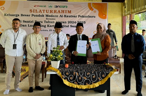 Manajemen BRK Syariah dan jajaran pengurus Ponpes Modern Al Kautsar Pekanbaru dalam sosialisasi Oncard.(foto: sri/halloriau.com)