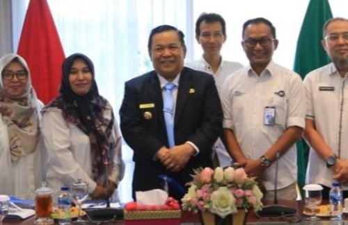 Plt Gubernur Riau, SF Hariyanto pakai dasi biru simbol unggulkan Argentina di Piala Dunia 2026.(foto: mcr)