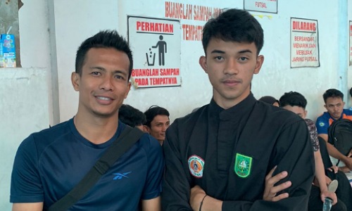 Pelatih IPSI Pelalawan Irfan Fuady SPd bersama atlet IPSI Pelalawan Redho Kurniawan yang meraih Juara I POMDA Riau 2022.(foto: andi/halloriau.com)