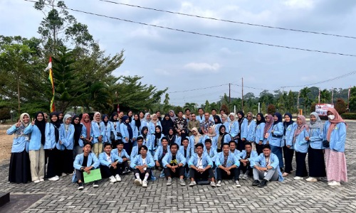 Mahasiswa Kukerta Unri di Kantor Camat Sentajo Raya.(foto: istimewa)