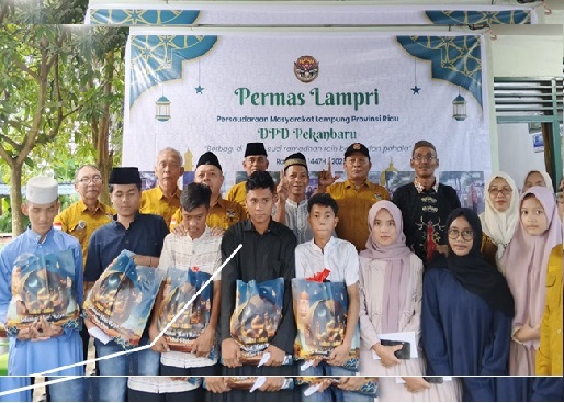 DPD Permas Lampri Kota Pekanbaru memberikan santunan kepada anak yatim dan paket sembako dalam kegiatan Permas Lampri Peduli dan Berbagi, Minggu (15/3/2026). Foto Ist
