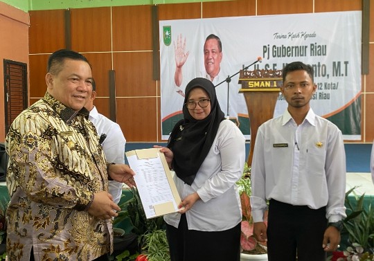 Pj Gubernur Riau, SF Hariyanto serahkan SK PPPK Pemprov Riau di Pelalawan (foto/Yuni)