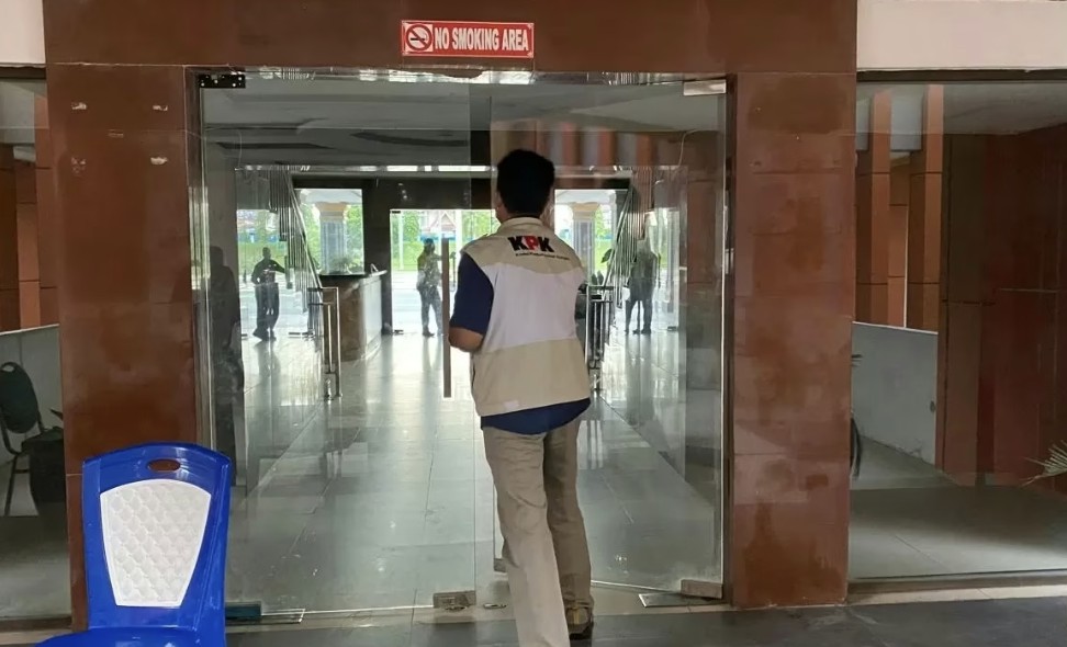 KPK menggeledah ruang kerja Bupati Inhu (foto/riaupos)