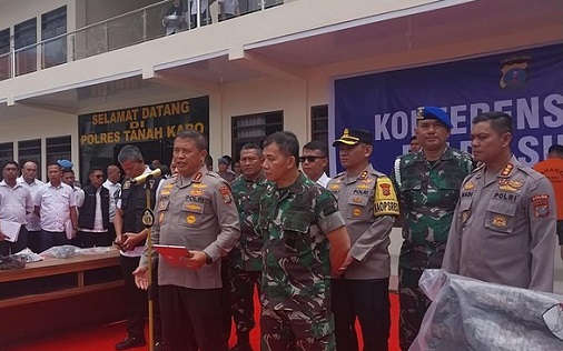 Kapolda Sumut, Komjen Agung merilis tersangka kasus pembakaran rumah wartawan di Kabupaten Karo (foto/detik)