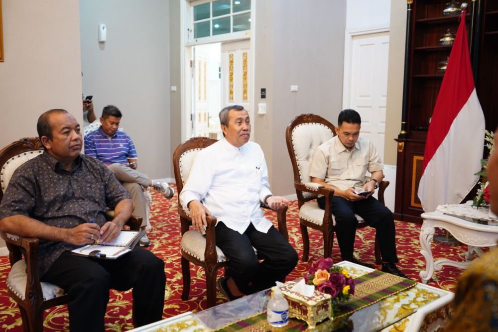 Gubernur Riau, Syamsuar bersama Ketua KI Pusat, Donny Yoesgiantoro saat membahas HAKIN di Riau.(foto: mcr)