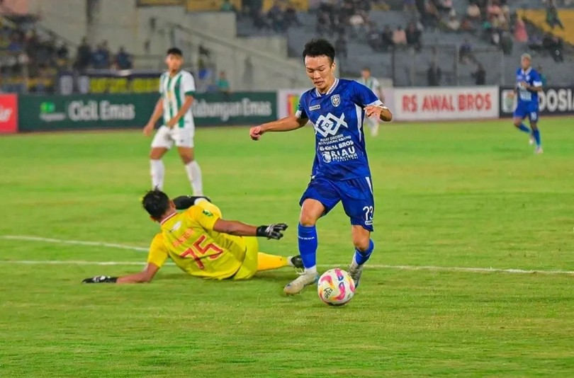 Pemain PSPS Pekanbaru asal Jepang, Noriki Akada cetak gol setelah melewati kiper Deltras Sidoarjo (foto/IG Pspsriau)