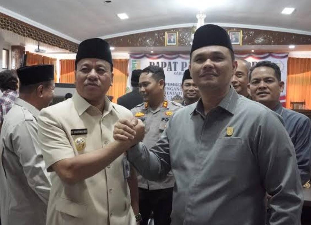 Suhardiman Amby dan Adam, dua kandidat potensial bakal calon Bupati Kuansing di Pilkada Serentak 2024 mendatang.(foto: int)