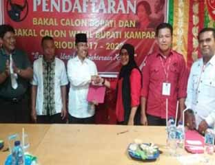 Drs. H Zulher MS saat menyerahkan Formulir Pendaftaran Balon Bupati oleh tim penjaringan DPC Kampar