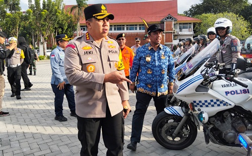 Kapolresta Pekanbaru, Kombes Pol Jeki Rahmat Mustika saat cek kesiapan personel untuk Operasi Lilin Lancang Kuning 2024.(foto: dini/halloriau.com)