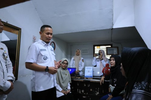 Walikota Pekanbaru, Agung Nugroho mengecek posko pengaduan desil (foto/int)