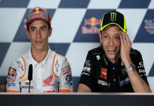 Marc Marquez membela Valentino Rossi yang memutuskan pensiun dari MotoGP. Foto: CNNIndonesia