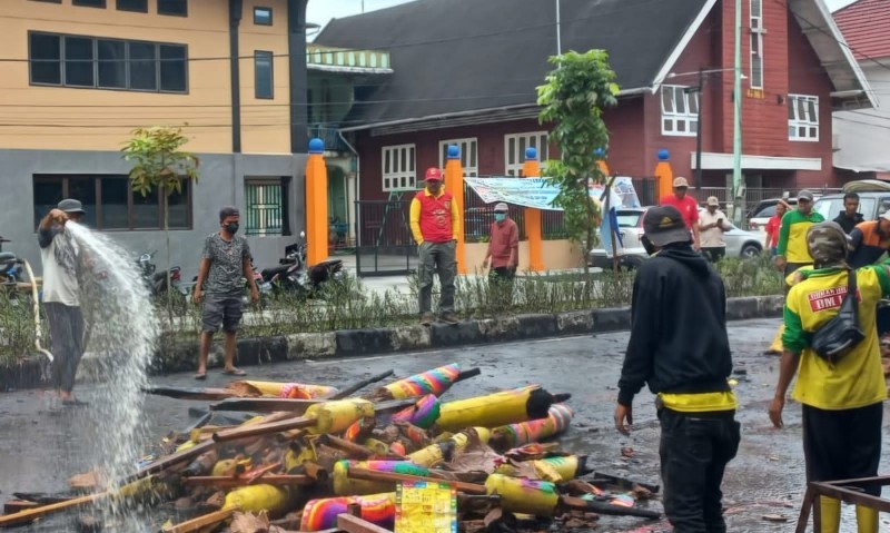 Kadis LH Suwandi turun langsung bersihkan Kota Bagansiapiapi usai Festival Bakar Tongkang (foto/afrizal)