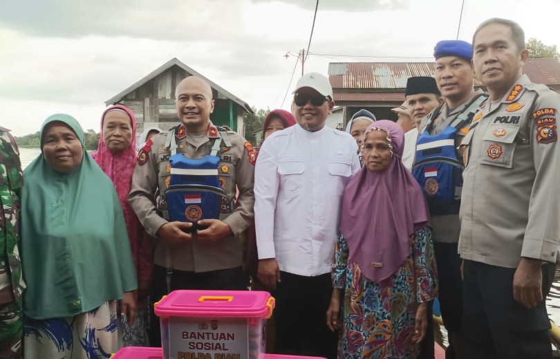 Bupati Zukri dampingi Wakapolda Riau Brigjen Pol Adrianto tinjau lokasi banjir (foto/Andy)