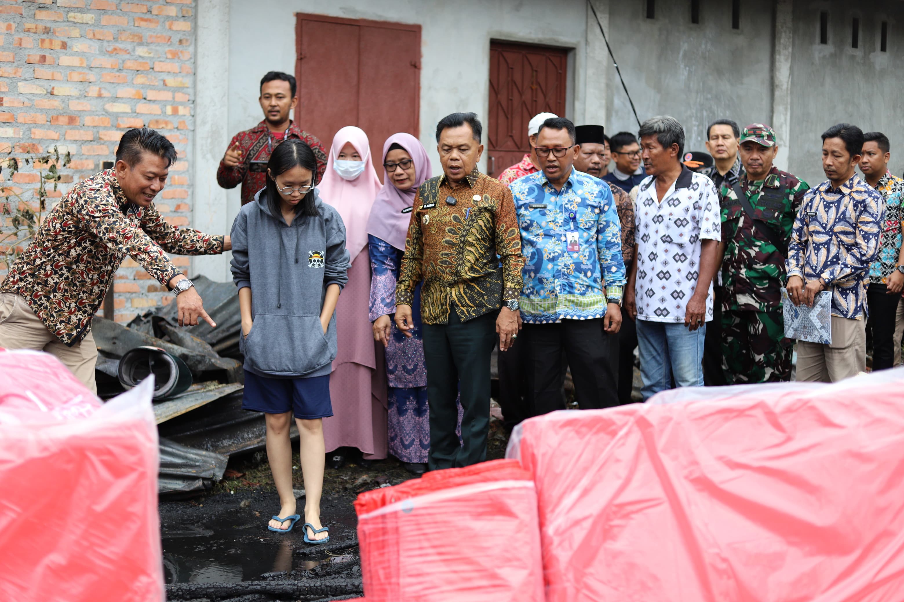 Bupati Kepulauan Meranti, AKBP (Purn) H. Asmar, turun langsung ke lokasi kebakaran untuk menyampaikan belasungkawa dan rasa prihatinnya terhadap musibah yang menimpa warganya.
