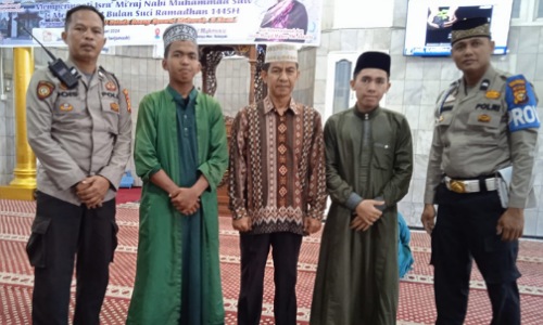 Personel Polsek Sukajadi bersama pengurus Masjid Baitul Mukminin.(foto: istimewa)