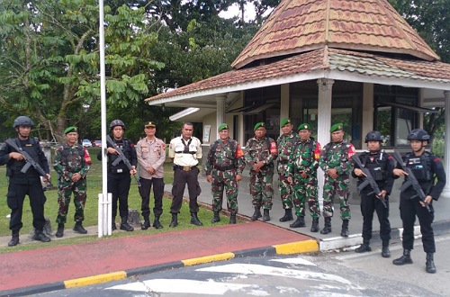 Personel TNI-Polri lakukan patroli sinergitas ke kantor penyelenggara Pemilu di Kota Pekanbaru.(foto: istimewa)