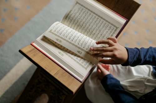 Hukum membasahi jari dengan air liur saat membuka halaman Al-Qur