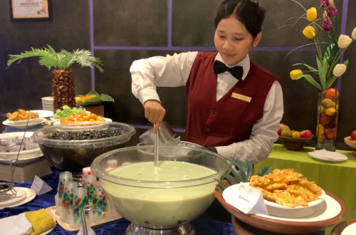 Iftar di Angkasa Garden Pekanbaru, ada live cooking.(foto: meri/halloriau.com)