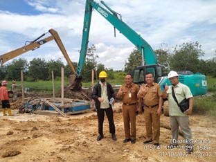 PT Arara Abadi kerahkan 2 unit excavator long arm lengkap dengan dua ponton bersihkan aliran Sungai Mandau (foto/ist)