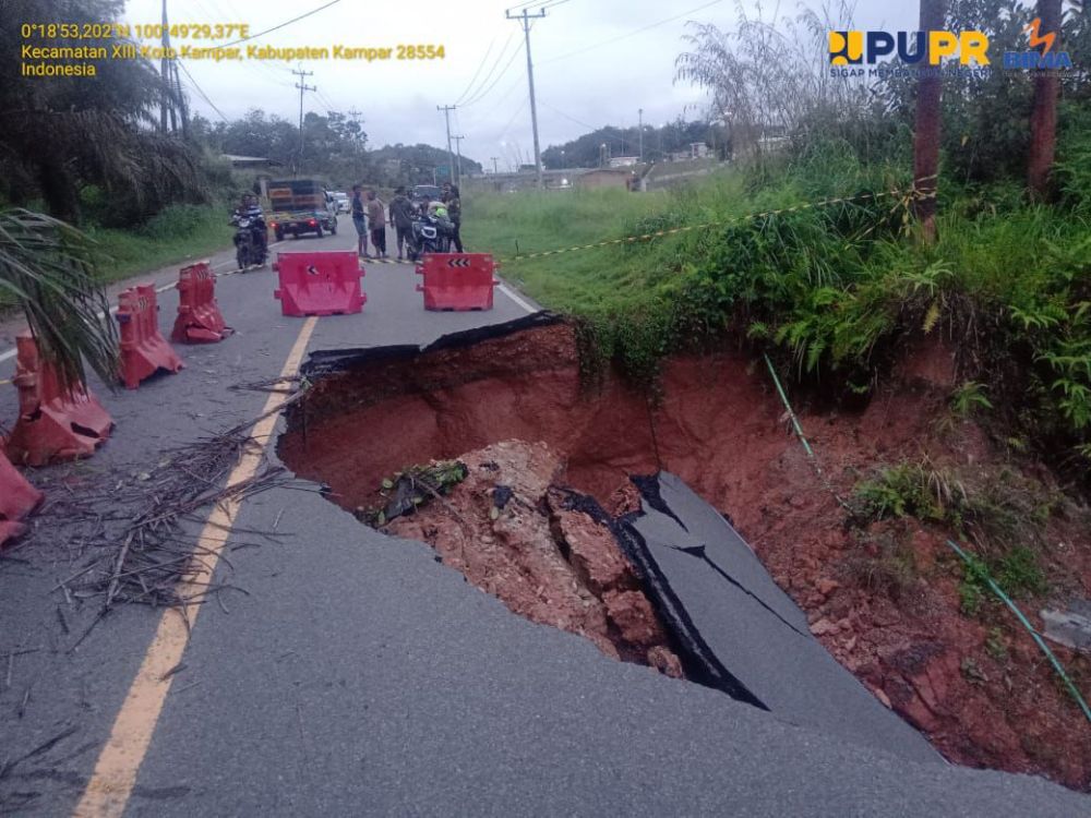 Jalan amblas lintas Riau-Sumbar KM 90 Desa Tanjung Alai mulai diperbaiki (foto/int)