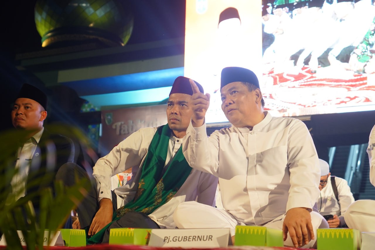 Pj Gubernur Riau, SF Hariyanto bersama Ustaz Abdul Somad saat tabligh akbar HUT ke-67 Riau di Masjid Raya Annur Riau.(foto: mcr)