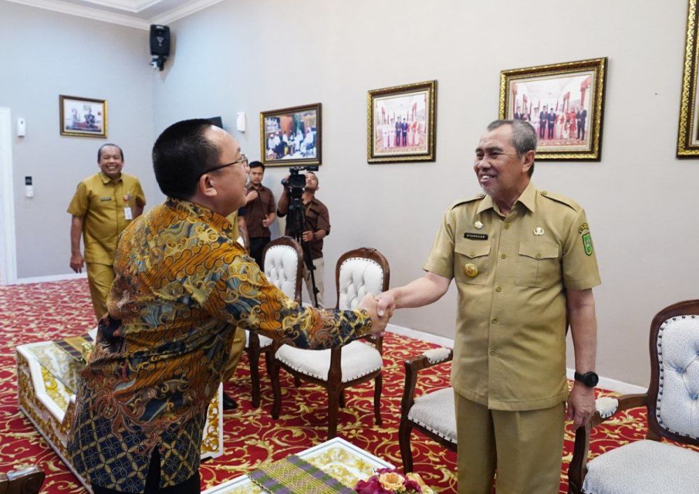 Plt Kanwil DJPb Riau, Burhani jumpai Gubri, Syamsuar (foto/int)