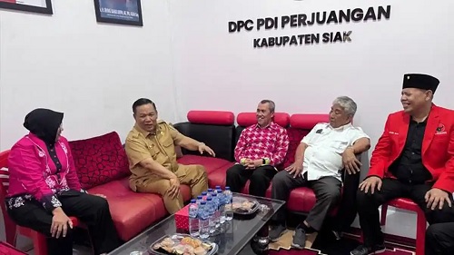 Bupati Siak, Afni bersama Plt Gubernur Riau SF Hariyanto, mantan Gubernur Riau Syamsuar dan sejumlah tokoh PDIP di Siak.(foto: tribunpekanbaru.com)