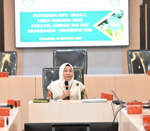 Rektor Universitas Riau (Unri) Prof Dr Sri Indarti SE MSi .