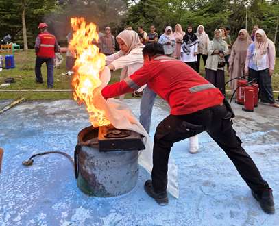 Pelatihan pemadaman kebakaran dan penggunaan APAR yang ditaja RAPP untuk rumah tangga.(foto: istimewa)