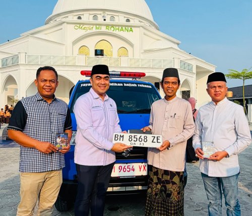 Stafsus pimpinan BPK RI, Irvan Herman serahkan bantuan ambulans dari Menko Pangan Zulhas ke UAS untuk Yayasan Pendidikan Hj Rohana (foto/ist)