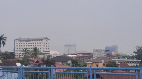 Kabut asap masih menyelimuti Kota Pekanbaru (foto/riki)