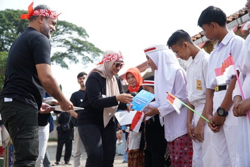 Presiden Direktur & CEO XL Axiata, Dian Siswarini (dua dari kiri), didampingi Direktur & Chief Commercial Officer-Home Convergence XL Axiata, Abhijit J Navalekar menyerahkan bantuan kepada pelajar SLB Negeri B Garut, Sabtu (17/8/2024).(foto: istimewa)