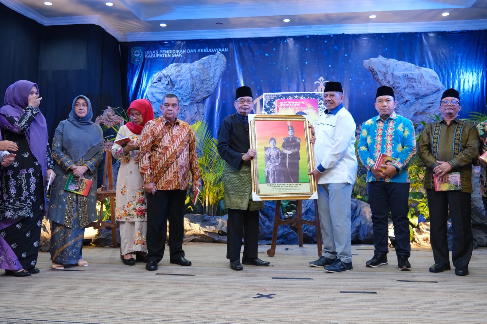 Buku Kisah Permaisuri Kerajaan Siak Tengku Maharatu Kota Siak Sri Indrapura ditulis Datuk O.K Nizami Jamil (foto/diana)