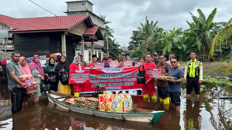 PT EMP Energi Riau salurkan bantuan untuk korban banjir di Kecamatan Kerumutan, Pelalawan (foto/Andy)