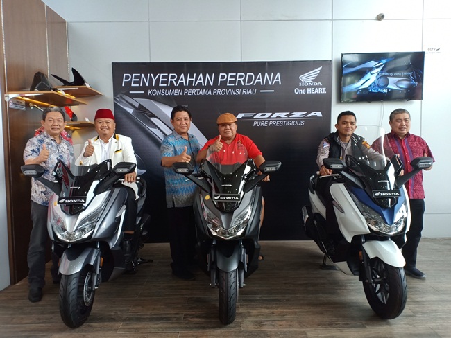 Honda CDN Riau Serahkan Perdana Forza 250 untuk 3 Konsumen di Riau
