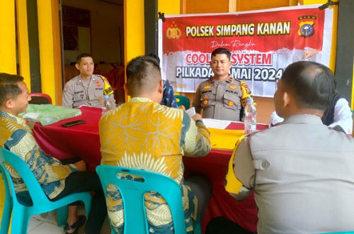 Kapolsek Simpang Kanan saat melaksanakan cooling system di Kantor PPS.(foto: afrizal/halloriau.com)