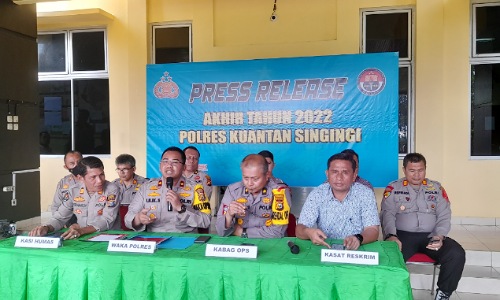 Wakapolres Kuansing, Kompol Lilik S memimpin pers rilis akhir tahun 2022 Polres Kuansing.(foto: ultra/halloriau.com)