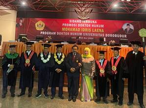 Idris Laena saat sidang promosi gelar Doktor Hukumnya di Universitas Borobudur (foto/ist)