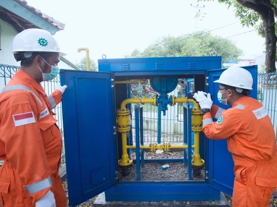 Petugas PT Perusahaan Gas Negara Tbk sedang memeriksa operasional jaringan gas rumah tangga.