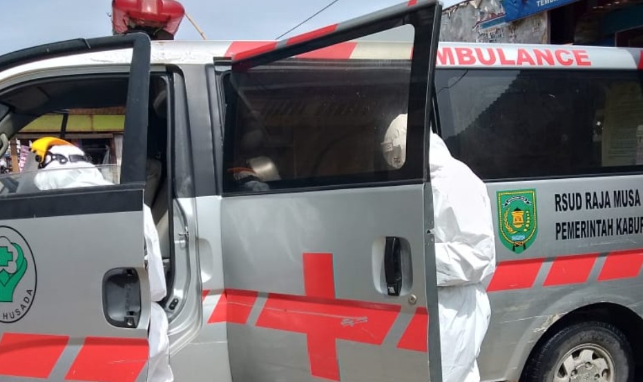 Mobil Ambulance Kecamatan Pulau Burung membawa pasien ke rumah sakit rujukan.