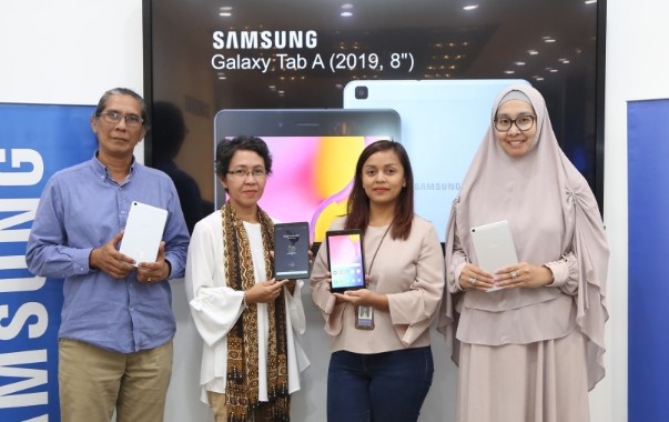 Samsung Galaxy Tab A 2019 8 inci hadir seharga Rp1.999.000 dengan fitur esensial yang mengoptimalkan proses belajar dalam Samsung Smart Learning Class, sebuah konsep kelas digital, menjadi menyenangkan dan ramah anak.